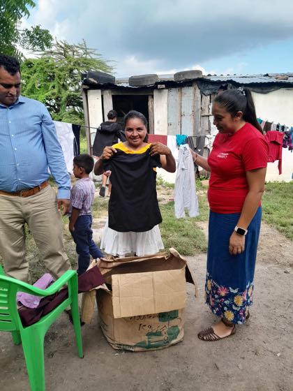 Entrega de ropa a una familia, ayuda humanitaria de El Buen Samaritano